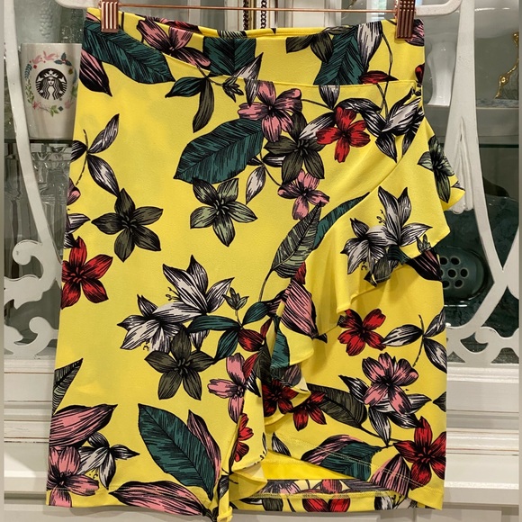 171.  EUC GUESS FLORAL LINED PENCIL SKIRT WITH SIDE RUFFEL SIZE SMALL - Picture 1 of 13